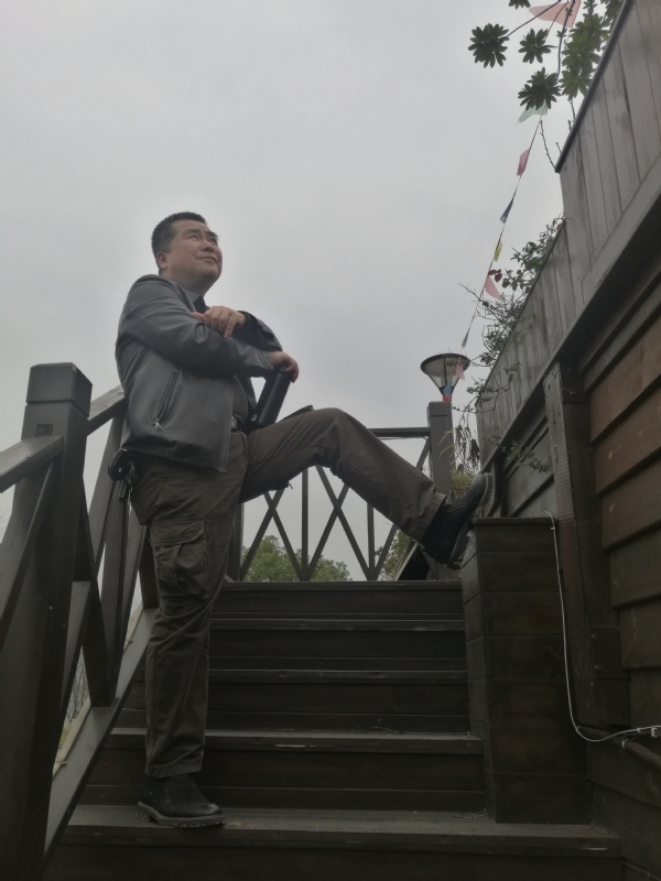 孤单背影的第一张照片--鞍山相亲服务中心