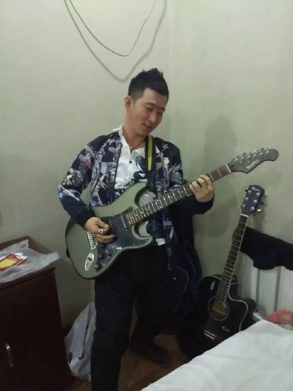 小吉他的第一张照片--鞍山相亲服务中心