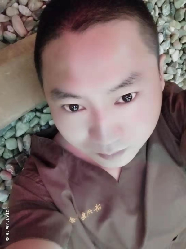 红枫叶的第一张照片--鞍山相亲服务中心