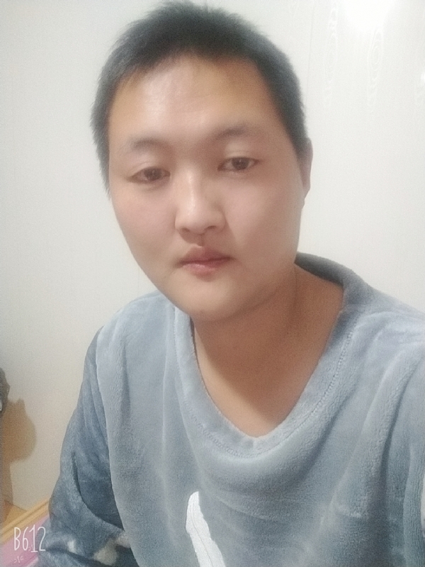 烟圈里透着伤的第二张照片--鞍山相亲服务中心