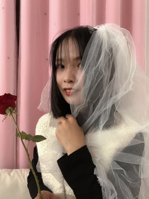 持紫菜包饭的女孩的第一张照片--鞍山相亲服务中心