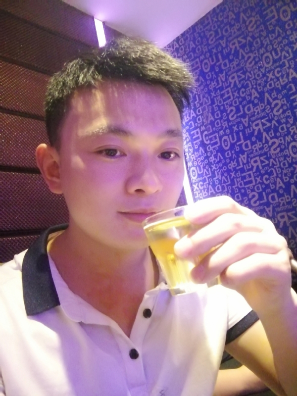 幸福的拥抱的第一张照片--鞍山相亲服务中心