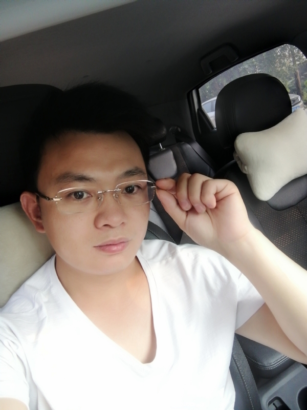 幸福的拥抱的第二张照片--鞍山相亲服务中心