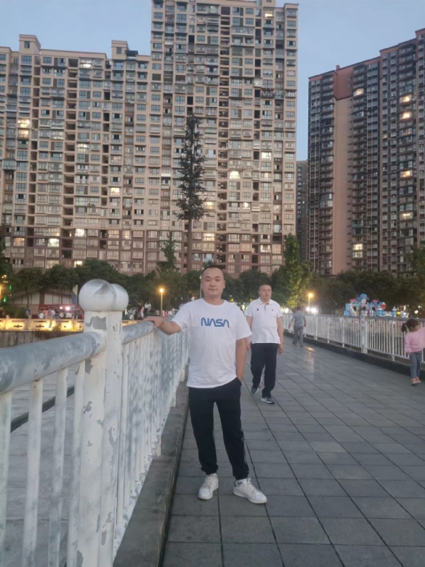 寂寞的男人的第一张照片--鞍山相亲服务中心