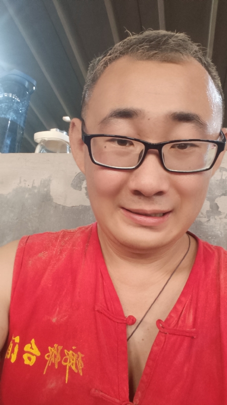 黑黑一笑的第二张照片--鞍山相亲服务中心